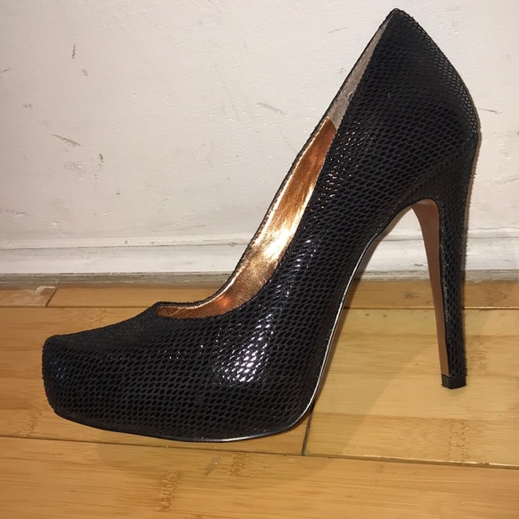 BCBG platform pumps NEVER WORN OUTSIDE - Picture 4 of 4